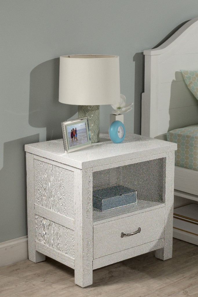 Highlands Nightstand in White Wood - Hillsdale 12530
